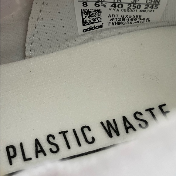 Adidas Shoes Women’s Size 8 UltraBoost 22
Triple White Running Sneakers GX5459 - Picture 8 of 8